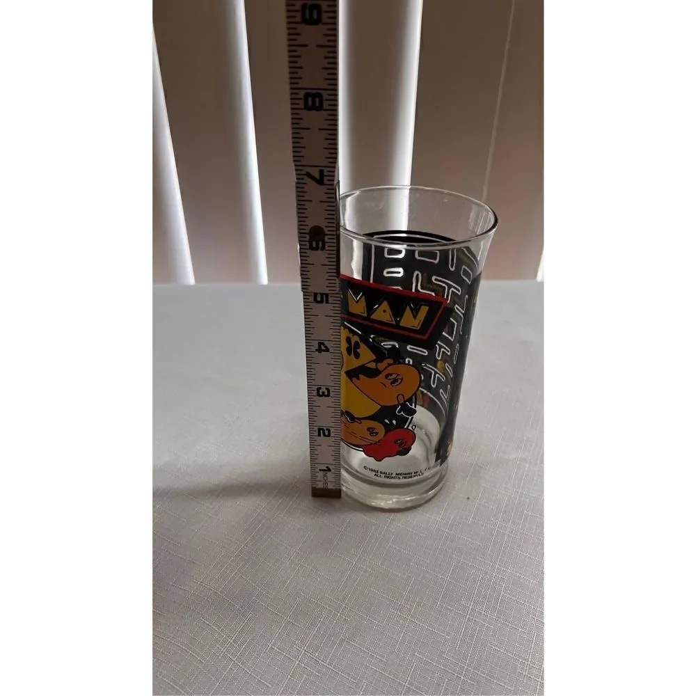 PAC MAN 1982 COLLECTABLE GLASS VIDEO GAME